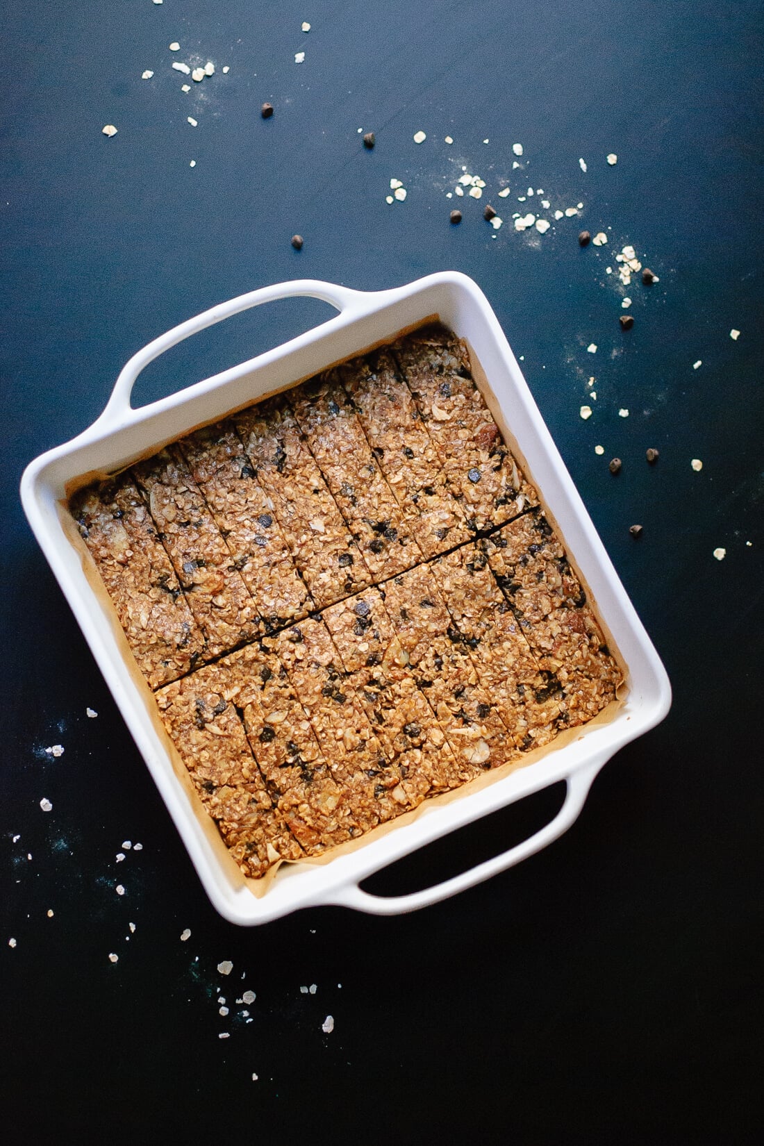 Healthy almond chocolate chip granola barsโyou'll never buy store-bought granola bars again!